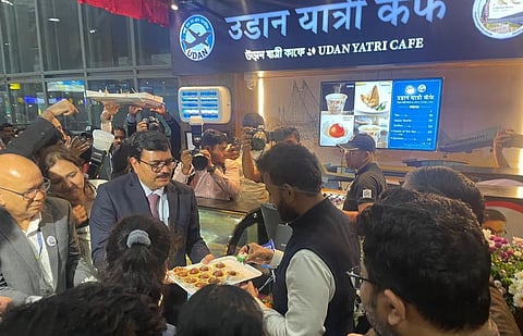 कोलकाता एयरपोर्ट पर सस्ती चाय, समोसा और मिठाई : कांउटरों पर लग रही है लंबी कतारें