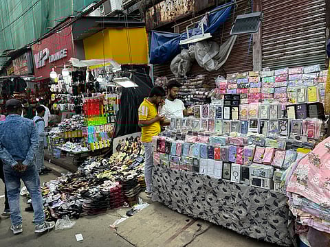 न्यू मार्केट में हॉकरों ने फिर किया फुटपाथों पर कब्जा