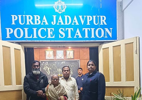 कुंभ में बेटी से बिछड़ी वृद्धा का उत्तर दिनाजपुर के युवक ने किया उद्धार! पुलिस ने पहुंचाया घर