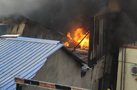 बेनियापुकुर में कॉपर वायर के कारखाने में लगी भयावह आग