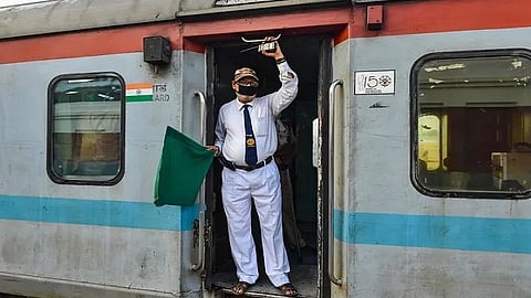 Railway Jobs 2025: रेलवे ने दी बड़ी खुशखबरी, 32000 पदों पर निकाली भर्ती, तुरंत करें आवेदन
