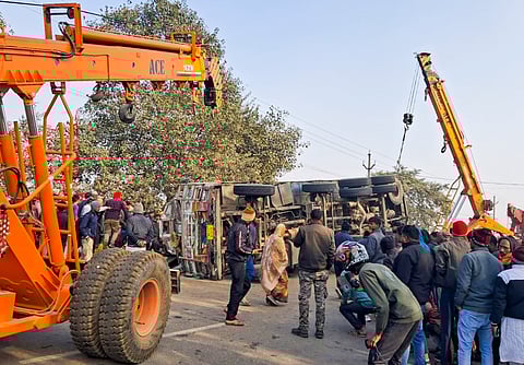 रामगढ़ में ट्रक ने स्कूली बच्चों से भरे ऑटो को रौंदा।