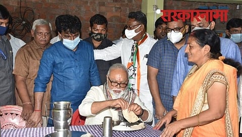 Chhagan Bhujbal at Shivbhojan centre