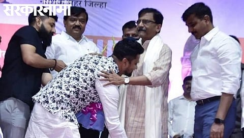 BJP corporator touching feet of Shivsena Leader Sanjay Raut.