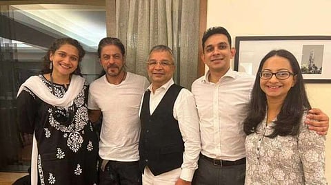 Shahrukh Khan with Satish Maneshinde and his team