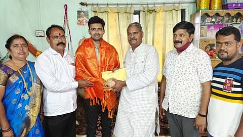 प्रतिक धुमाळ, शिवाजीराव आढळराव पाटील