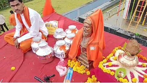 नवघरेंकडून विटंबनाच; हिंगोलीत शिवरायांचा जलाभिषेक होणारच