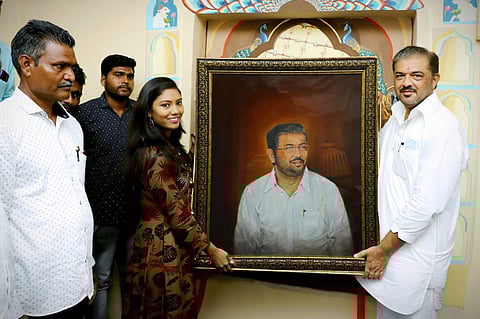 Minister Sunil Kedar with Pooja Dhote and her penting.