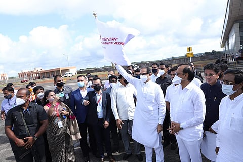 मुख्यमंत्र्यांनी झेंडा दाखवून पहिल्या विमानउड्डाणाला सुरवात करून दिली.
