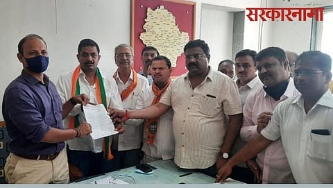 Malegaon Bjp leaders given memorandum to Tahsildar