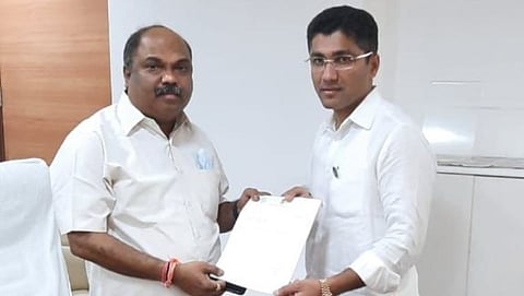 MLA Sangram Jagtap giving a statement to Transport Minister Anil Parbhan for ST employees