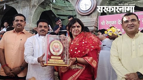 BJP leader Pankja Munde & Jaykumar Rawal at Chandwad temple