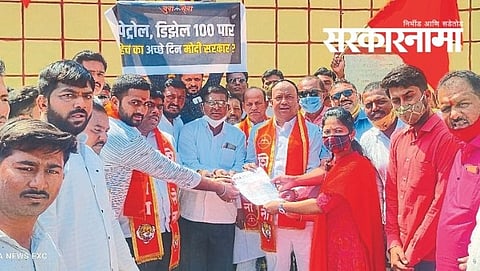 Shivsena Given memorandum against Fuel price Hike.