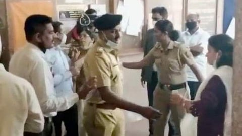 Verbal spat between Satish Sawant and Pradnya Dhavan