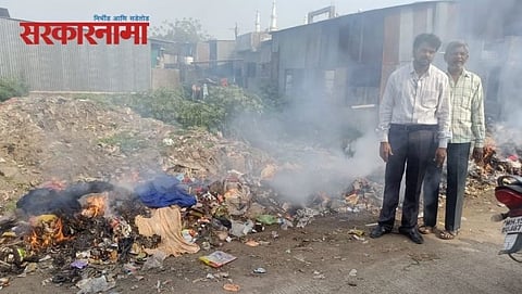 Cityzen burning garbage in Dhule.