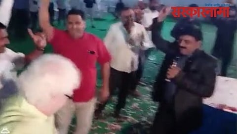 BJP MLA Sanjay Savkare singing a song...