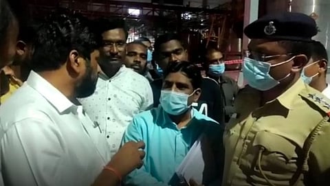 Bachchu Kadu while instructing the officers