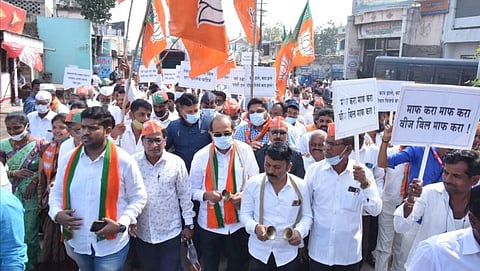 Radhakrishna Vikhe Patil leading the morcha at the MSEDCL office