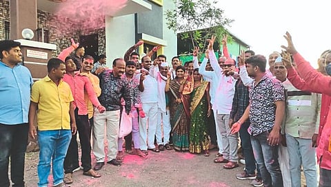 कर्जतमध्ये एक जागा बिनविरोध होण्याचा मार्ग मोकळा झाल्याने आमदार रोहित पवार समर्थकांनी गुलाल खेळून आनंद साजरा केला.