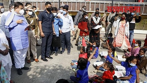 Students in front of Nitin Gadkari's Home. 
