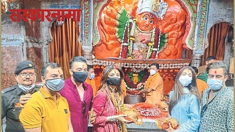 Shilpa Shetty & Raj Kundra at Sptsrungi temple