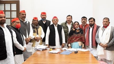 Akhilesh Yadav, Shubhawati Shukla