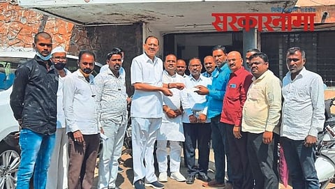 Devidas Pingle with Farmers at APMC