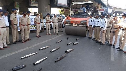 मॅाडीफाय दुचाकीवरुन हवा करणाऱ्या युवकांची पोलिसांनी काढली 'हवा'