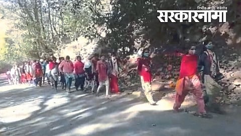 Trible girls going to Taloja by Walk