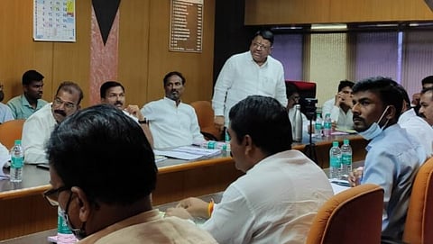 Rajesh Parjane speaking at Zilla Parishad meeting