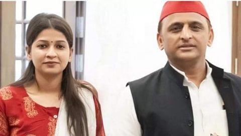 Pooja Shukla, Akhiesh Yadav