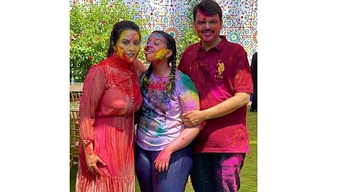 विरोधी पक्षनेते देवेंद्र फडणवीस पत्नी अमृता फडणवीस यांनी मुलीसोबत धुळवडीचा आनंद घेतला.