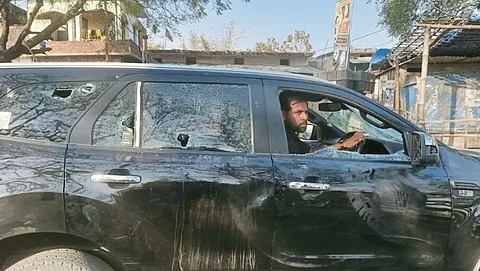 Stones pelted on Swami Prasad Mauryas convoy