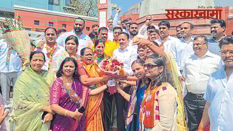 BJP leaders welcoming Girish Mahajan