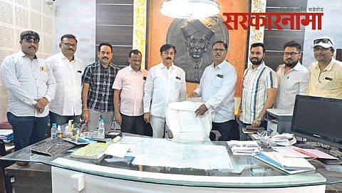 PWD contractors sticking letter to chair. | Dhule Latest Marathi News Updates