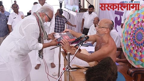 Chhagan Bhujbal with Pulak sagarji Maharaj