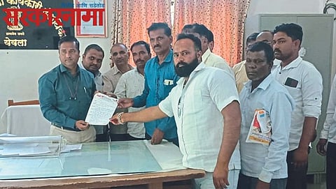Farmers given memorandum to Tahsildar