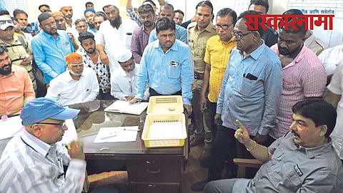 MLA Farukh Shah at MSEDCL office