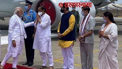 Ajit Pawar and Devendra Fadanvis Welcome PM Narendra Modi.