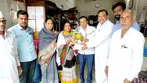 Rajendra Pipada and Mamta Pipada felicitating the laundry owner