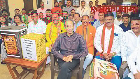 Uddhav Thakrey with Nandurbar Shivsena leaders.