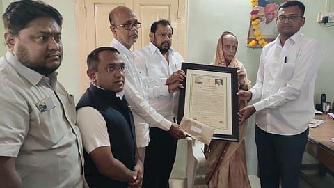 गणपतराव देशमुखांच्या कार्याची सरकारकडून दखल ; विधानसभेचे स्मृतिपत्र प्रदान