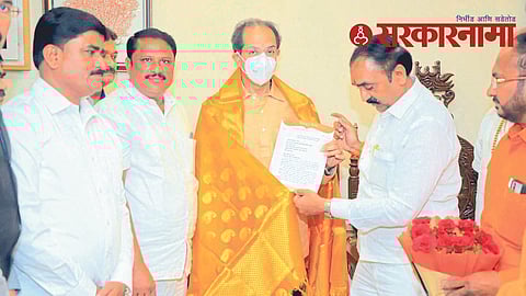Uddhav Thakrey with Dhule Shivsena leaders.