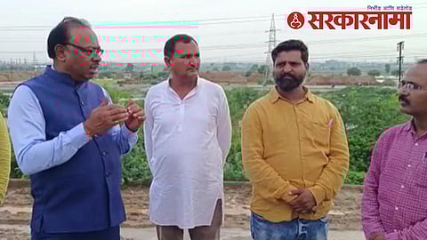 Chandrashekhar Bawankule with Mohan Makde and officers