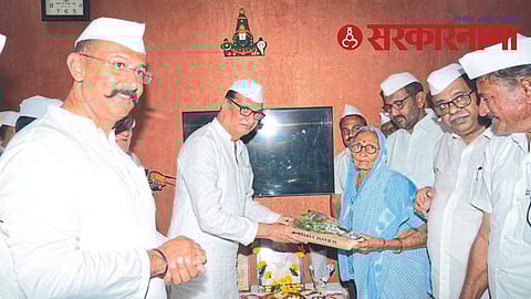 Balasaheb Thorat with congress leaders.