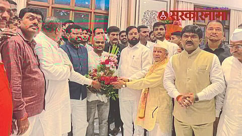 Eknath Shinde welcomes Shivsena workers.