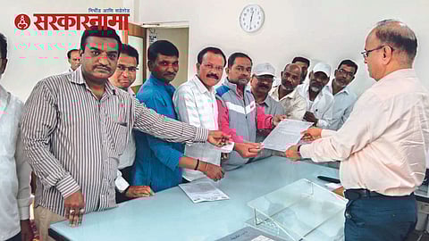 Congress workers at Commissioner office