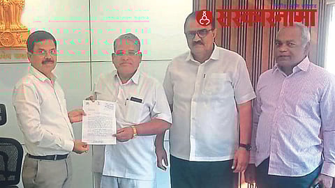 Kashiram Pawra at Div. Commissioner