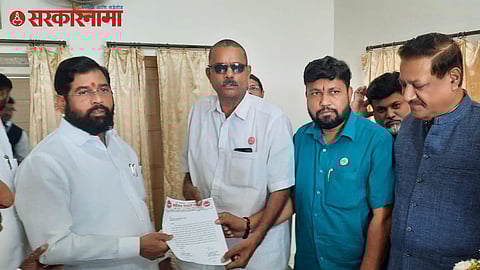 Eknath shinde with Shetkari Sanghtna leaders and Prithviraj Chavan