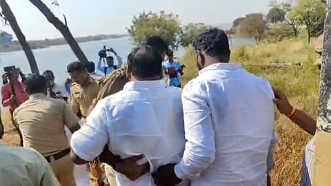 Ahmednagar News : स्वाभिमानी'च्या कार्यकर्त्यांना पोलिसांनी वाटेतच अडवलं...